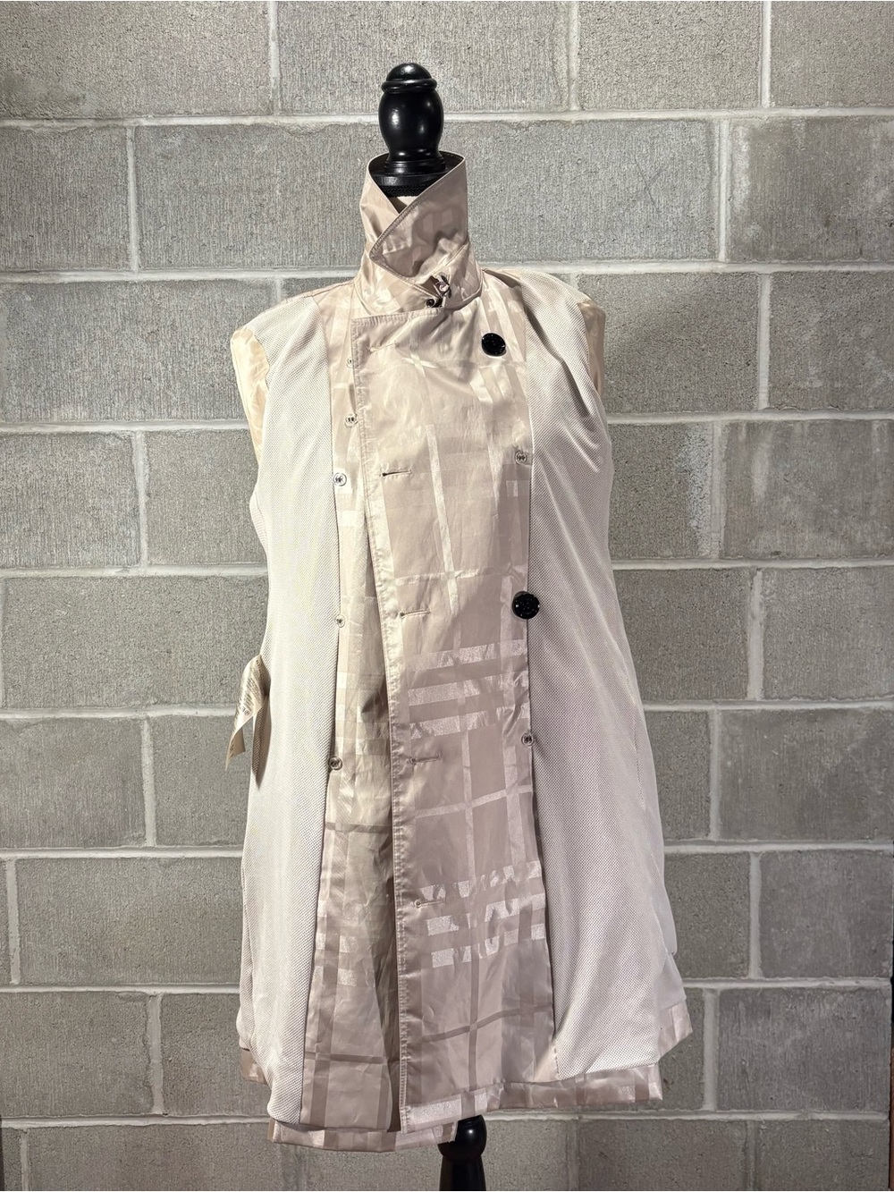 Burberry trench coat. - Picture 9 of 16